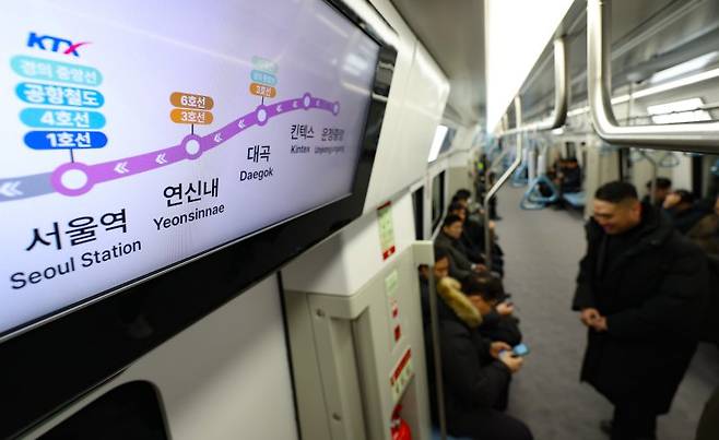 지난해 12월 경기 파주시 운정중앙역에서 열린 GTX-A 운정중앙~서울역 구간 개통식에서 열차 시승행사 참석자들이 열차에 탑승하고 있다. 사진=뉴시스