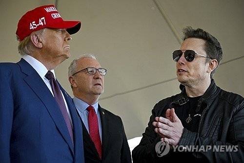 도널드 트럼프 미국 차기 대통령과 담소를 나누고 있는 일론 머스크 테슬라 최고경영자. 연합뉴스