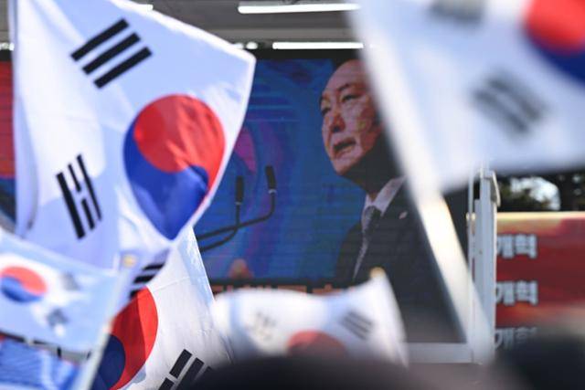 윤석열 대통령이 수감된 경기 의왕시 서울구치소 앞에서 지지자들이 17일 태극기를 들고 있다. 박시몬 기자
