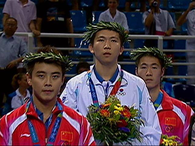 지난 2004년 아테네 올림픽 탁구 남자단식 시상대에 올라 금메달을 목에 건 유승민(가운데)과 은메달을 딴 중국의 왕하오(왼쪽). 한국일보 자료사진