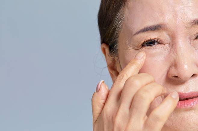 눈을 자주 비비면 눈꺼풀 피부가 처져 겉보기에 눈이 작아보일 수 있다./사진=게티이미지뱅크