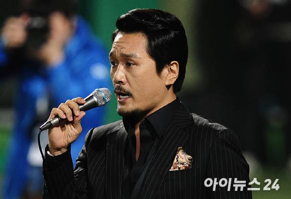 가수 JK김동욱이 지난 2013년 대구 시민운동장에서 노래를 부르고 있다. [사진=아이뉴스24DB]