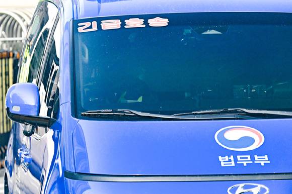 내란 우두머리 혐의로 체포된 윤석열 대통령의 구속 전 피의자심문(영장실질심사)을 앞두고 윤 대통령이 탄 것으로 추정되는 법무부 호송차량이 18일 서울 마포구 서울서부지법에 도착하고 있다. 2025.1.18 [공동취재] [사진=연합뉴스]