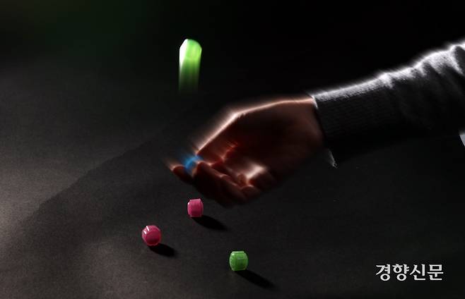 <오징어 게임 시즌2>가 공개되면서 ‘공기놀이’를 향한 관심이 뜨겁다. 해외 소셜미디어에는 공기놀이 방법을 설명하는 게시글이나 동영상이 줄을 잇는다. 이른바 ‘천재공기’ ‘백두산공기’ ‘바꿈공기’ 등 공기놀이 변칙도 주목받는다. 최대한 짧은 시간에 1단~5단을 마무리하는 ‘스피드공기’ 달인도 나왔다. 정지윤 선임기자