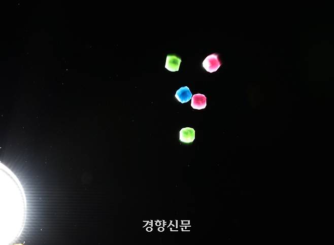 <오징어 게임 시즌2>가 공개되면서 ‘공기놀이’를 향한 관심이 뜨겁다. 해외 소셜미디어에는 공기놀이 방법을 설명하는 게시글이나 동영상이 줄을 잇는다. 이른바 ‘천재공기’ ‘백두산공기’ ‘바꿈공기’ 등 공기놀이 변칙도 주목받는다. 최대한 짧은 시간에 1단~5단을 마무리하는 ‘스피드공기’ 달인도 나왔다. 정지윤 선임기자