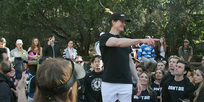 존슨을 응원하는 이들은 슬로건 ‘돈 다이’(죽지 않아)가 새겨진 티셔츠를 입고 그와 여러 활동을 함께 한다. 넷플릭스 제공