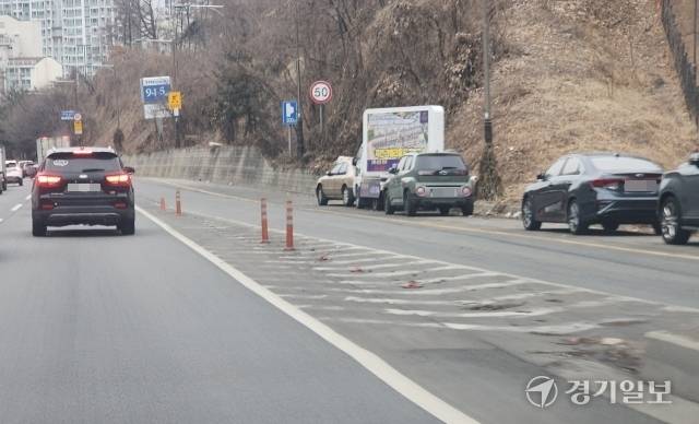 18일 오전 10시께 용인시 수지구 인근의 한 도로에 시선유도봉이 파손된 채 방치되고 있다. 한준호기자