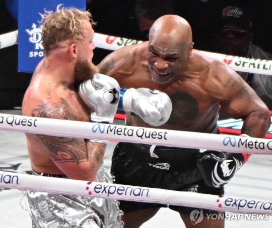 지난 해 복귀전을 가진 '철인' 마이크 타이슨.[연합뉴스 자료사진]