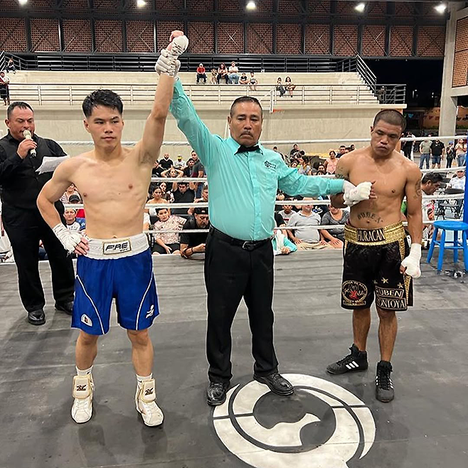 김예준(왼쪽)이 2022년 10월 멕시코 원정 프로복싱 경기 승리 선언을 받으며 기뻐하고 있다. 사진@unitedfightteam.aus