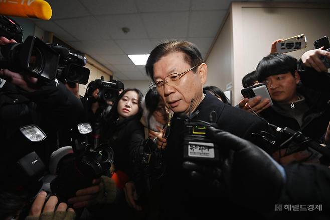 윤석열 대통령에 대한 고위공직자범죄수사처의 체포영장 집행을 저지한 박종준 대통령경호처장이 10일 오전 서울 서대문구 국가수사본부로 출석하고 있다. 임세준 기자