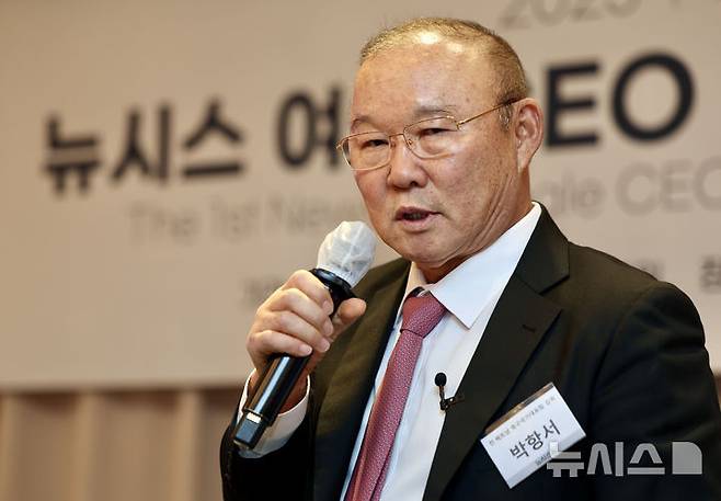 [서울=뉴시스] 김명년 기자 = 박항서 베트남 박린FC 고문(전 베트남 축구대표팀 감독)이 16일 오후 서울 중구 소공동 롯데호텔서울에서 열린 ‘제1기 뉴시스 여성 CEO 리더십 아카데미‘에서 1회차 강연을 하고 있다. 2025.01.16. kmn@newsis.com