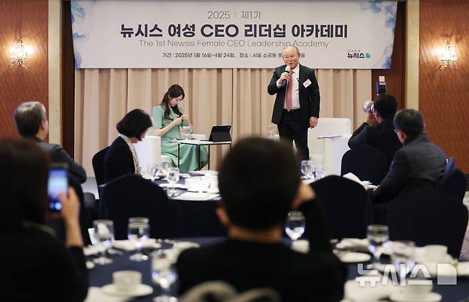 [서울=뉴시스] 김진아 기자 = 박항서 베트남 박린FC 고문(전 베트남 축구대표팀 감독)이 16일 서울 소공동 롯데호텔서울에서 열린 '제1기 뉴시스 여성 CEO 리더십 아카데미'에서 1회차 강연을 하고 있다. 2025.01.16. bluesoda@newsis.com