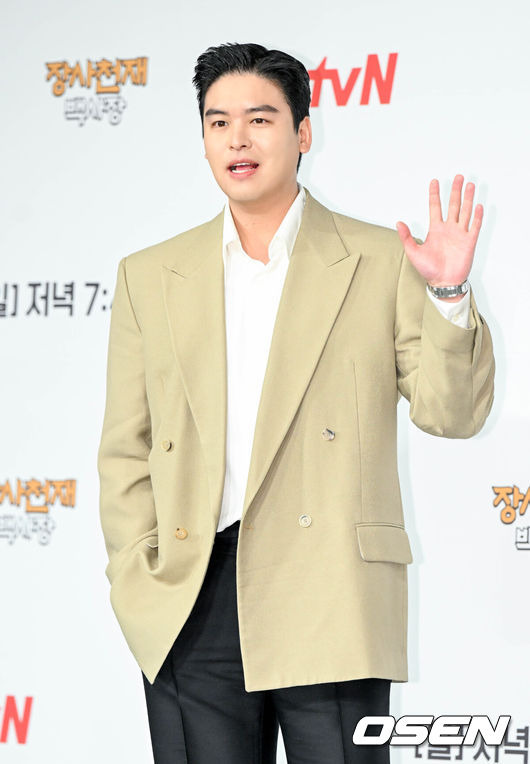 [OSEN=조은정 기자] tvN 새 예능프로그램 '장사천재 백사장’ 제작 발표회가 29일 오전 서울 마포구 도화동 서울가든호텔에서 열렸다.배우 이장우가 포즈를 취하고 있다. 2023.03.29 /cej@osen.co.kr