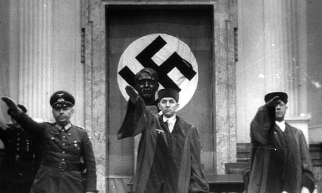 ▲ 1944년 7월 히틀러 암살미수 사건 재판에 앞서 나치식 경례를 특별재판소장 롤란트 프라이슬러(가운데). ⓒ위키미디어