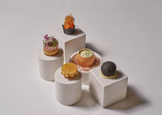 뉴욕 한식당 ‘정식’이 <미쉐린 가이드> 최고 등급인 3스타를 받았다. 사진은 이 한식당에서 판매하는 음식들. ⓒjungsik 홈페이지 갈무리