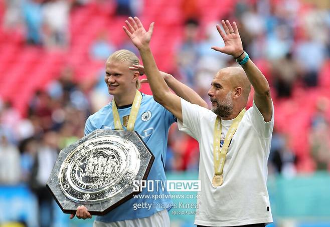 ▲ 2022-23시즌을 앞두고 보루시아 도르트문트를 떠나 맨시티에 입단한 홀란은 명실상부한 세계 최고의 공격수 중 한 명이 됐다. 그는 프리미어리그 데뷔 첫 시즌부터 무려 36골을 넣으며 프리미어리그 득점왕을 차지했다. 이는 프리미어리그 단일 시즌 최다 득점 신기록으로, 시즌 전체로 환산했을 때 모든 대회 53경기에 출전해 52골과 9개의 도움을 기록했다. 맨시티는 홀란드의 활약에 힘입어 구단 역사상 최초의 ‘트레블’을 달성했다.