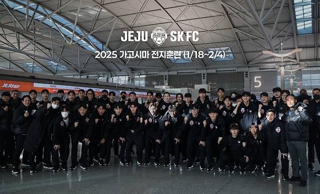 ▲ '학범슨' 김학범 제주 유나이티드 감독이 이를 갈았다. 부임 2년 차, 자존심 회복에 올인한다. 제주는 18일 일본 가고시마 전지훈련을 떠났다. 지옥 훈련이 예상된다. ⓒ제주 유나이티드