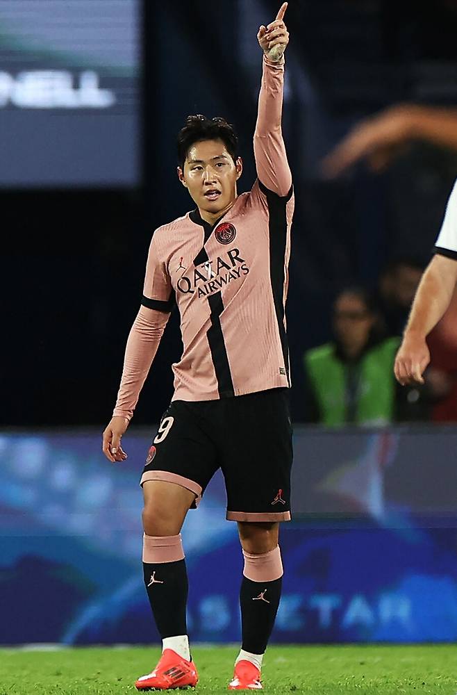 ▲ 엔리케 감독은 늘 “이강인은 여러 포지션에서 뛰어난 활약을 펼칠 수 있는 선수다. 파리 생제르맹 합류 후 그의 발전은 눈에 띄며, 그는 팀의 중요한 자산”이라며 팀에서 중요한 역할을 수행하고 있다고 강조했다. 이런 상황에서 파리 생제르맹이 이강인을 쉽게 내줄 가능성은 낮아 보인다. PSG는 현재 이강인을 판매하지 않겠다는 입장을 고수하고 있다. ⓒ연합뉴스/AFP