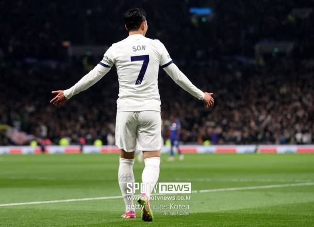 ▲ 손흥민이 알려지지 않은 수술을 받았다는 의혹이 제기되면서, 그의 부상 상태와 기량 하락이 토트넘이 이적을 고려하는 주된 이유로 꼽히고 있다. 10년 동안 팀을 위해 헌신한 손흥민에게 이러한 대우가 배신으로 다가올 수 있다는 비판의 목소리도 적지 않다.&nbsp;1년 연장 옵션 행사를 발표한 토트넘은 "손흥민은 우리와 함께하는 동안 '글로벌 스타'가 됐고, 현 시대 토트넘의 위대한 선수가 됐다"고 평가했다. 2019년 4월 크리스탈 팰리스와 프리미어리그 경기에서 현재 토트넘 홈구장인 토트넘 홋스퍼 스타디움 '개장 1호 골' 주인공이 되는 등 "여러 상징적인 골을 넣으며 우리의 역사에 자리 잡았다"고 치켜세웠다.