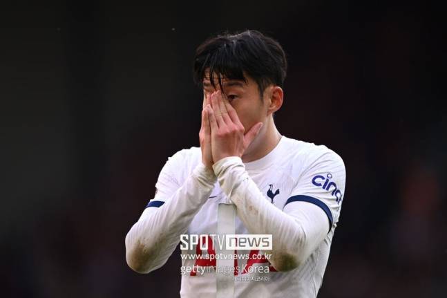 ▲ 손흥민은 지난 10년간 토트넘의 상징적인 존재로 활약했지만, 이번 1년 연장은 논란과 의혹을 불러일으키며 그의 미래에 새로운 불확실성을 더하고 있다. 토트넘은 최근에 구단 공식 발표를 통해 손흥민의 계약 연장 옵션을 발동했다고 밝혔다. 이에 따라 2015년 독일 바이엘 레버쿠젠에서 토트넘으로 이적한 손흥민은 최소 2026년까지 팀에 남게 됐다. 하지만 이는 다년 계약이 아닌 기존 계약서에 포함된 1년 연장 옵션을 구단이 일방적으로 행사한 결과다.&nbsp;손흥민은 토트넘의 주장으로서 팀의 중심에 서 있지만, 이번 결정은 손흥민의 입장보다 구단의 전략적 판단에 따른 결과라는 비판이 이어지고 있다.