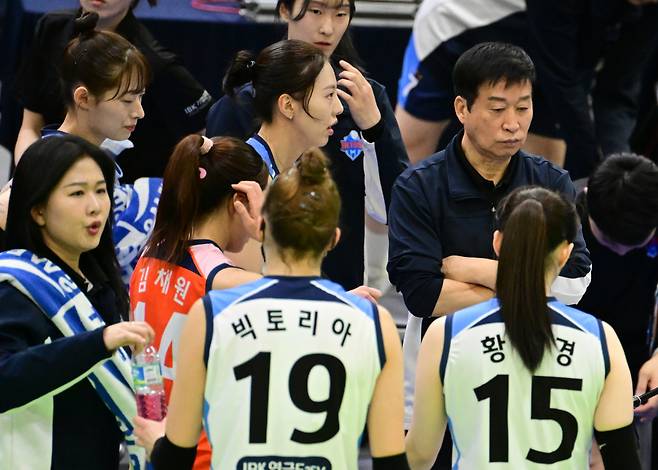 김호철(오른쪽) IBK 기업은행 감독이 팔짱을 끼고 바닥을 바라보고 있다. /사진=한국배구연맹(KOVO) 제공