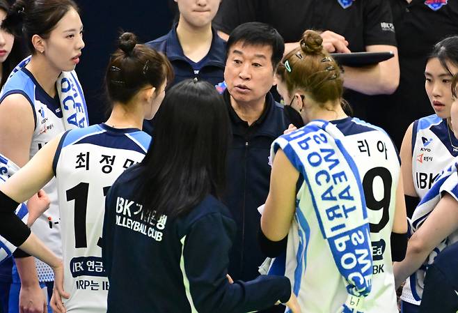 테크니컬 타임아웃 중 김호철(가운데) IBK기업은행 감독이 선수들에게 작전 지시하고 있다. /사진=한국배구연맹(KOVO) 제공