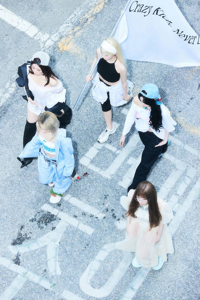 르세라핌 'CRAZY', 스포티파이 '위클리 톱 송 글로벌' 176위 재진입..'美친 뒷심'