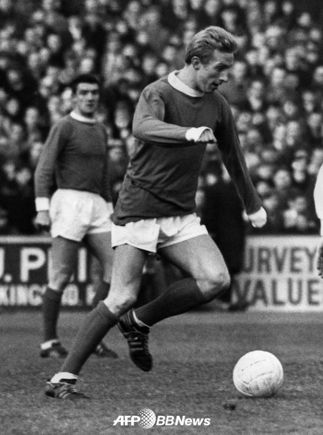 1966년 1월 20일(현지 시각) 영국 리그에서 활약하고 있는 데니스 로의 현역 시절 모습. /AFPBBNews=뉴스1