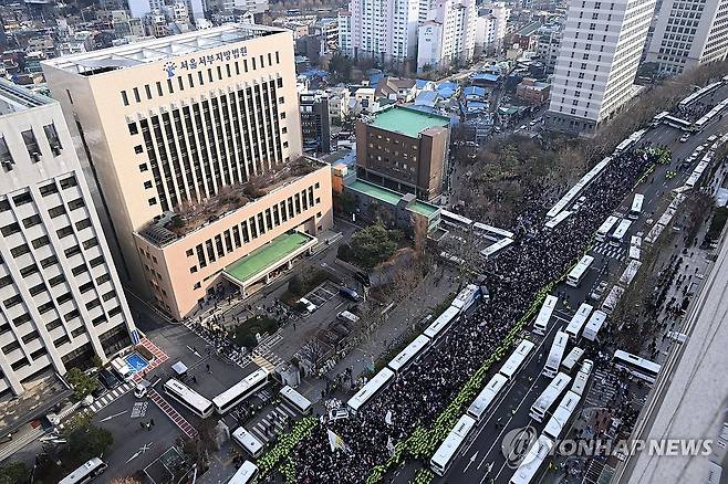 서부지법 앞으로 모인 윤 대통령 지지자들 (서울=연합뉴스) 황광모 기자 = 내란 우두머리 혐의로 체포된 윤석열 대통령의 구속 전 피의자심문(영장실질심사)이 열린 18일 서울 마포구 서울서부지방법원 앞에서 윤 대통령 지지자들이 집회를 하고 있다. 2025.1.18 [공동취재] hkmpooh@yna.co.kr