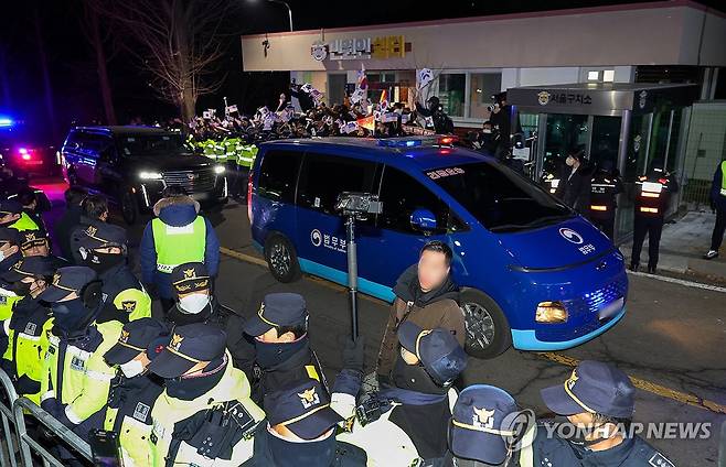 서울구치소 도착한 호송차량 (의왕=연합뉴스) 신현우 기자 = 내란 우두머리 혐의를 받는 윤석열 대통령이 서울서부지방법원에서 구속 전 피의자 심문(영장실질심사)을 마친 가운데 18일 오후 윤 대통령이 탑승한 차량 행렬이 경기도 의왕시 서울구치소로 들어서고 있다. 2025.1.18 [공동취재] nowwego@yna.co.kr