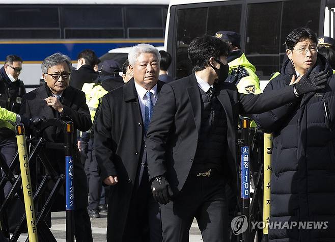 법정 향하는 김홍일 변호사 (서울=연합뉴스) 황광모 기자 = 내란 우두머리 혐의로 체포된 윤석열 대통령의 구속 전 피의자심문(영장실질심사)이 열린 18일 서울 마포구 서부지법으로 윤 대통령 측 김홍일 변호사가 들어서고 있다. 2025.1.18 [공동취재] hkmpooh@yna.co.kr