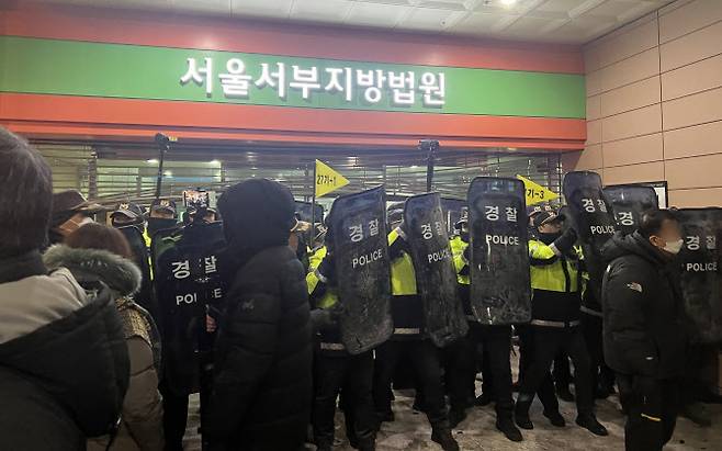 19일 새벽 윤석열 대통령에 대한 구속영장이 발부되자 서울 서부지법에 지지자들이 진입해 난동을 부리자 경찰이 이를 진압하고 있다. (사진= 뉴스1)