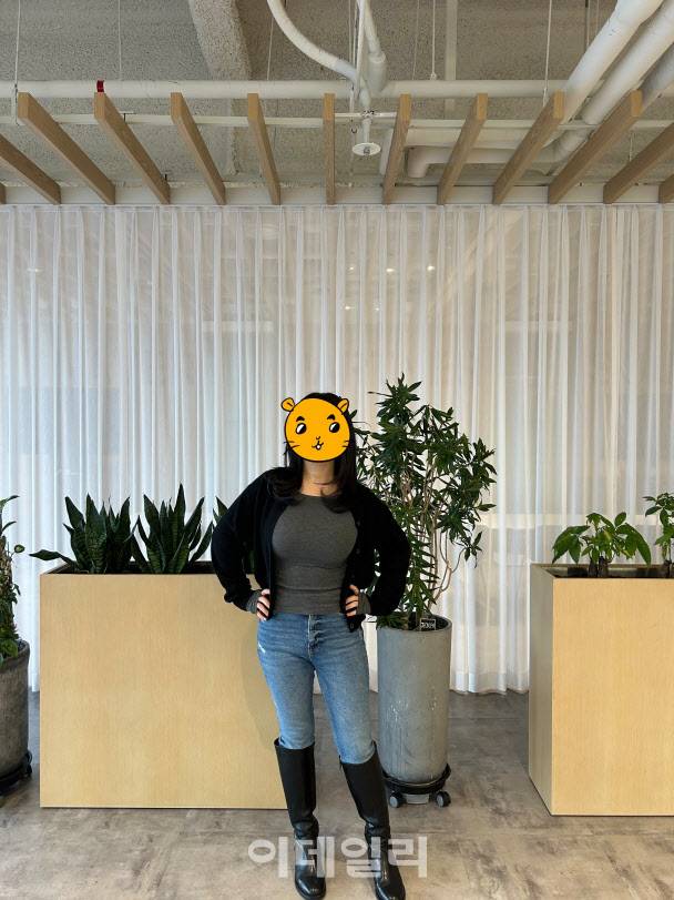 지난 7일 서울 종로 네이버스퀘어에서 만난 개꿈의 신송림 작가. 얼굴은 개인사정으로 직접 그린 이미지로 대체했다.(사진=네이버웹툰)