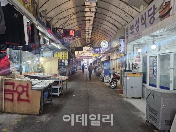 한 시민이 서울 영등포구 영등포중앙시장 골목을 지나가고 있다.(사진=이영민 기자)