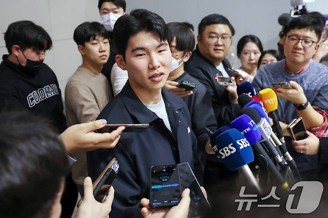 미국 메이저리그(MLB) LA 다저스와 계약을 맺은 내야수 김혜성이 14일 오후 인천국제공항을 통해 출국하며 취재진을 만나 각오를 밝히고 있다. 김혜성은 포스팅 마감 시한을 불과 4시간 앞둔 지난 4일 다저스와 3년 보장 1250만달러, 3+2년 최대 2200만달러(약 324억 원)에 사인했다. 2025.1.14/뉴스1 ⓒ News1 민경석 기자