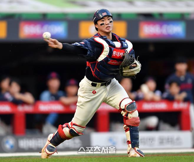 롯데 포수 손성빈이 타구를 잡아 1루로 송구하고 있다. 사진 | 스포츠서울 DB