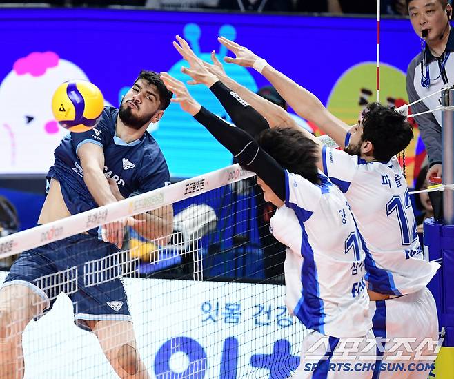 18일 장충체육관에서 열린 배구 V리그 남자부 우리카드와 삼성화재의 경기. 우리카드 알리가 삼성화재 블로킹을 앞에 두고 스파이크를 날리고 있다. 장충동=송정헌 기자songs@sportschosun.com/2025.01.18/