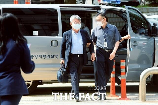 변호사 자격 없이 신동주 전 일본 롯데홀딩스 부회장의 법률 사무를 수행한 혐의로 재판에 넘겨진 민유성 전 산업은행장이 1심에서 징역 3년, 198억원 추징을 선고받았다. /더팩트 DB