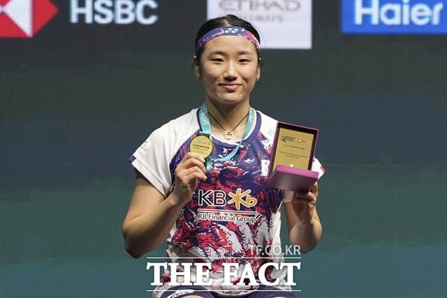 지난 12일 말레이시아 오픈에서 중국의 왕즈이를 꺾고 새해 첫 우승을 차지한 안세영./쿠알라룸푸르=AP.뉴시스