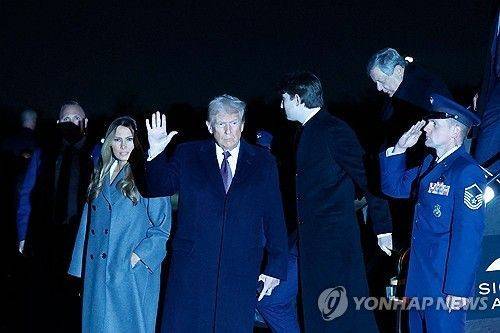 워싱턴에 도착한 트럼프 당선인.AFP 연합뉴스