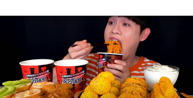 염라대왕라면 먹방을 선보이는 유튜버. 2만1000스코빌 지수인 이 라면은 국내에서 가장 매운 라면이다. 맵다 못해 쓰다는 평가도 나온다. /유튜버 봉길이 캡처