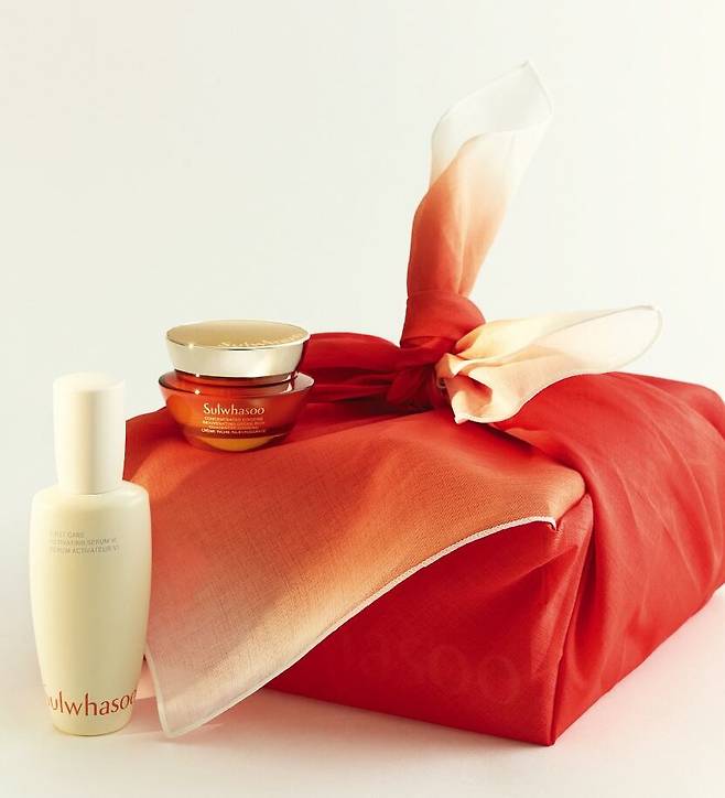 설화수의 시그니처 안티에이징 제품 6세대 '윤조 에센스'와 60년 인삼 과학의 정수를 온전히 담아 낸 ‘자음생 크림 리치’. 설화수.