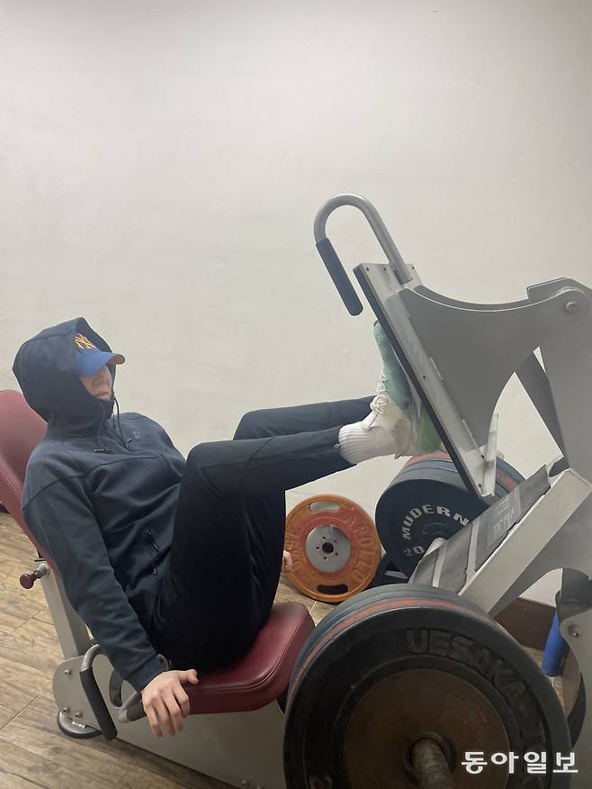 정선민은 요즘도 피트니스센터에서 근력 운동에 한창이다. 사진은 레그 익스텐션을 하는 모습. 동아일보 DB