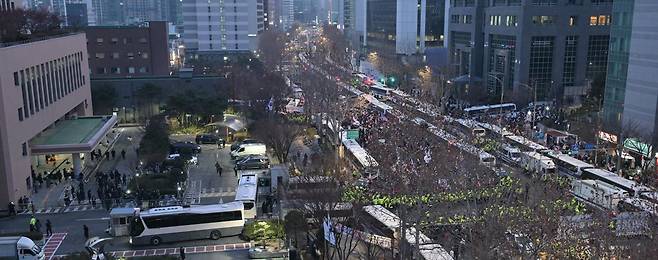 내란 우두머리 혐의로 체포된 윤석열 대통령의 구속 전 피의자 심문(영장실질심사)가 열린 18일 서울 마포구 서울서부지방법원 인근 도로에서 윤 대통령 지지자들이 집회를 이어가고 있다. 2025.01.18 송은석 기자 silverstone@donga.com
