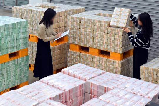 시중은행에 공급될 설 자금



    (수원=연합뉴스) 홍기원 기자 = 14일 오후 경기도 수원시 영통구 한국은행 경기본부에서 직원들이 시중은행에 공급될 설 자금을 점검하고 있다. 2025.1.14 [공동취재]



    xanadu@yna.co.kr



(끝)











<저작권자(c) 연합뉴스, 무단 전재-재배포, AI 학습 및 활용 금지>