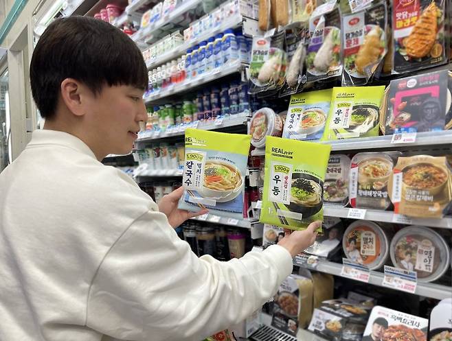 모델이 GS25가 이번에 출시하는 완도김우동, 멸치칼국수 등 리얼프라이스 냉장면 2종을 홍보하고 있다. GS리테일 제공