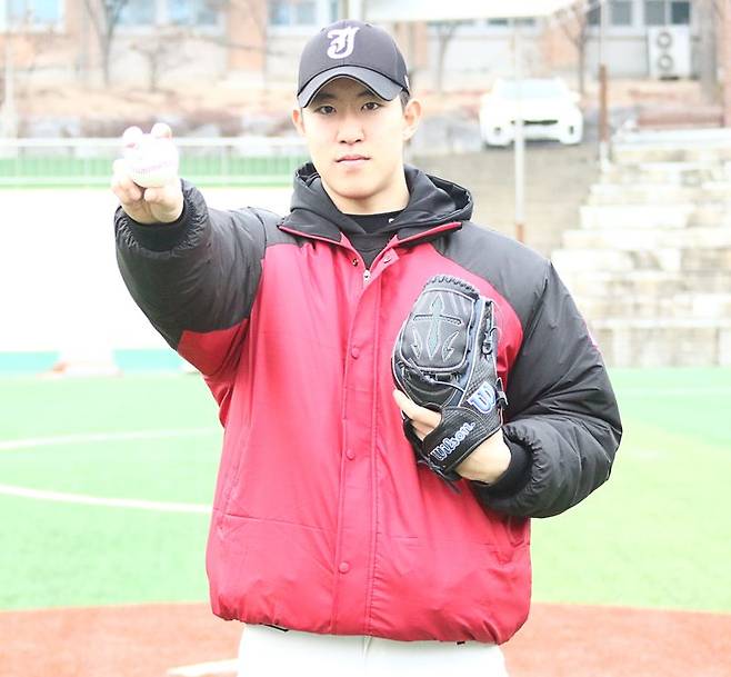 장충고 3학년 문서준이 야구공을 들고 포즈를 취하고 있다. 사진=전상일 기자