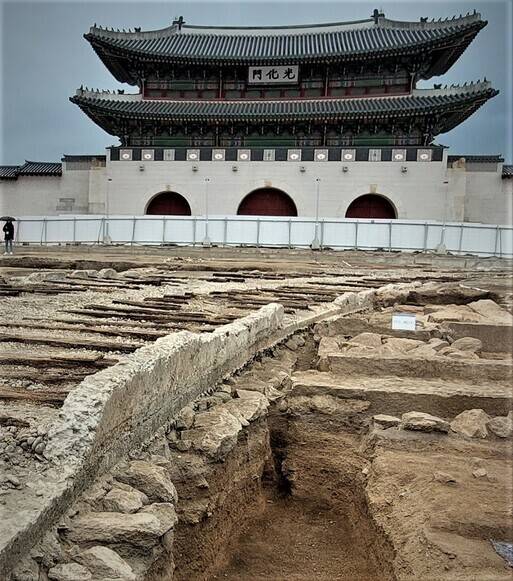 2023년 4월25일 취재진에 공개된 광화문 월대 발굴 현장. 남쪽으로 돌출된 월대 어도 계단의 한가운데를 깨뜨리고 그 위에 잡석과 콘크리트를 타설해 철로 기초부를 놓은 뒤 바로 철로 침목을 놓은 근대기 공사의 단면이 드러났다. 노형석 기자