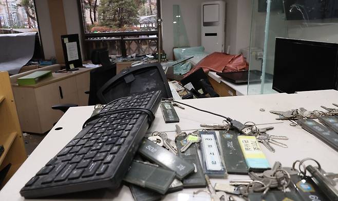 윤석열 대통령이 내란 우두머리 혐의로 구속되자 일부 윤 대통령 지지자들이 서울서부지방법원 내부로 난입해 불법폭력사태를 일으킨 19일 오후 서부지법 내부가 파손돼 있다. 연합뉴스