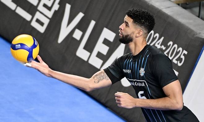 현대캐피탈 외국인선수 레오가 19일 천안유관순체육관에서 열린 도드람 2024~2025 V리그 남자부 안방경기에서 케이비(KB)손해보험을 상대로 서브를 하고 있다. 한국배구연맹 제공